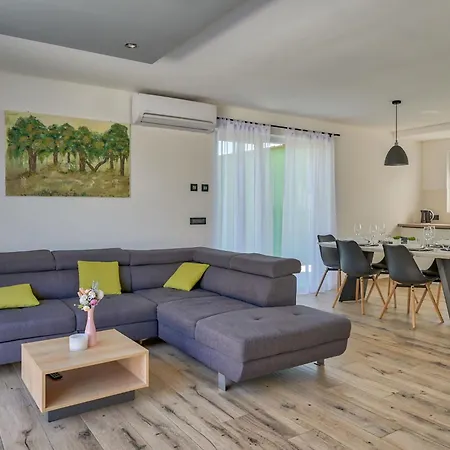 Montevernal By Interhome Pula